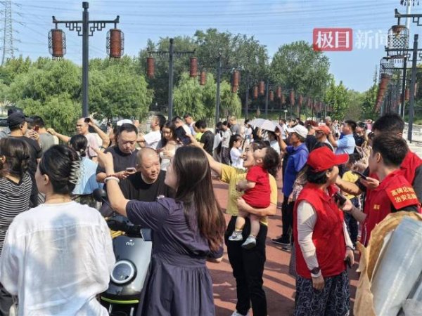 乐红网 北京市民注视战机从头顶飞过 心潮澎湃见证空中力量